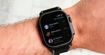 Screenshot of the official WhatsApp app on an Apple Watch displaying a new chat message.