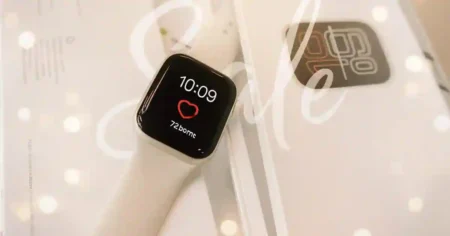 Close-up of the Apple Watch SE 3 (40mm, Starlight) displayed on its packaging, showing the pairing screen—part of Amazon’s limited-time $49.01 discount deal.