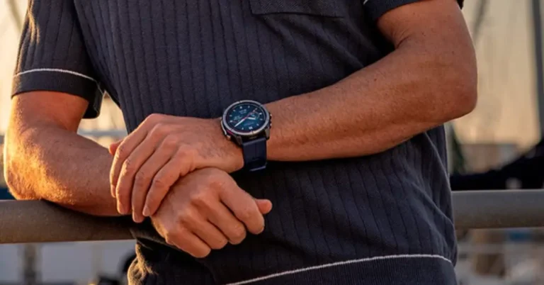 Garmin quatix 8 Pro AMOLED display showing real-time boat data streaming.